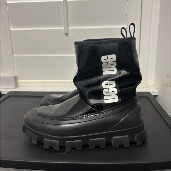 UGG Boots - Picture 1 of 6